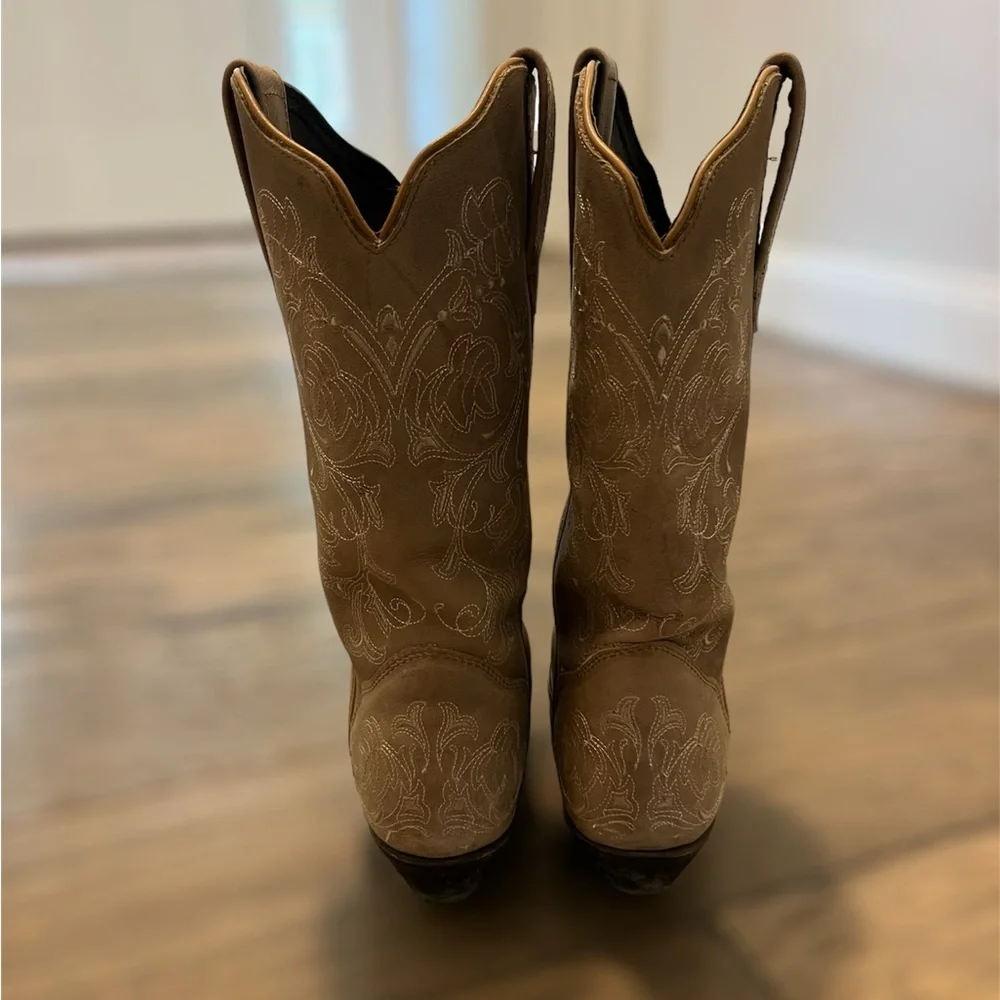 Tan cowgirl boots with embroidery. Size 8 but fit like a size 7 only worn twice - Picture 3 of 3